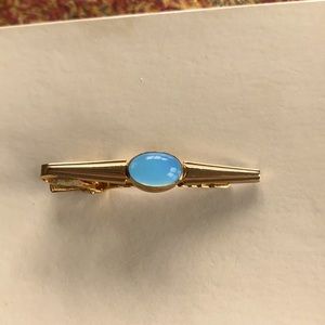 Vintage Anson marked gold tone with light blue lucite oval center tie clip